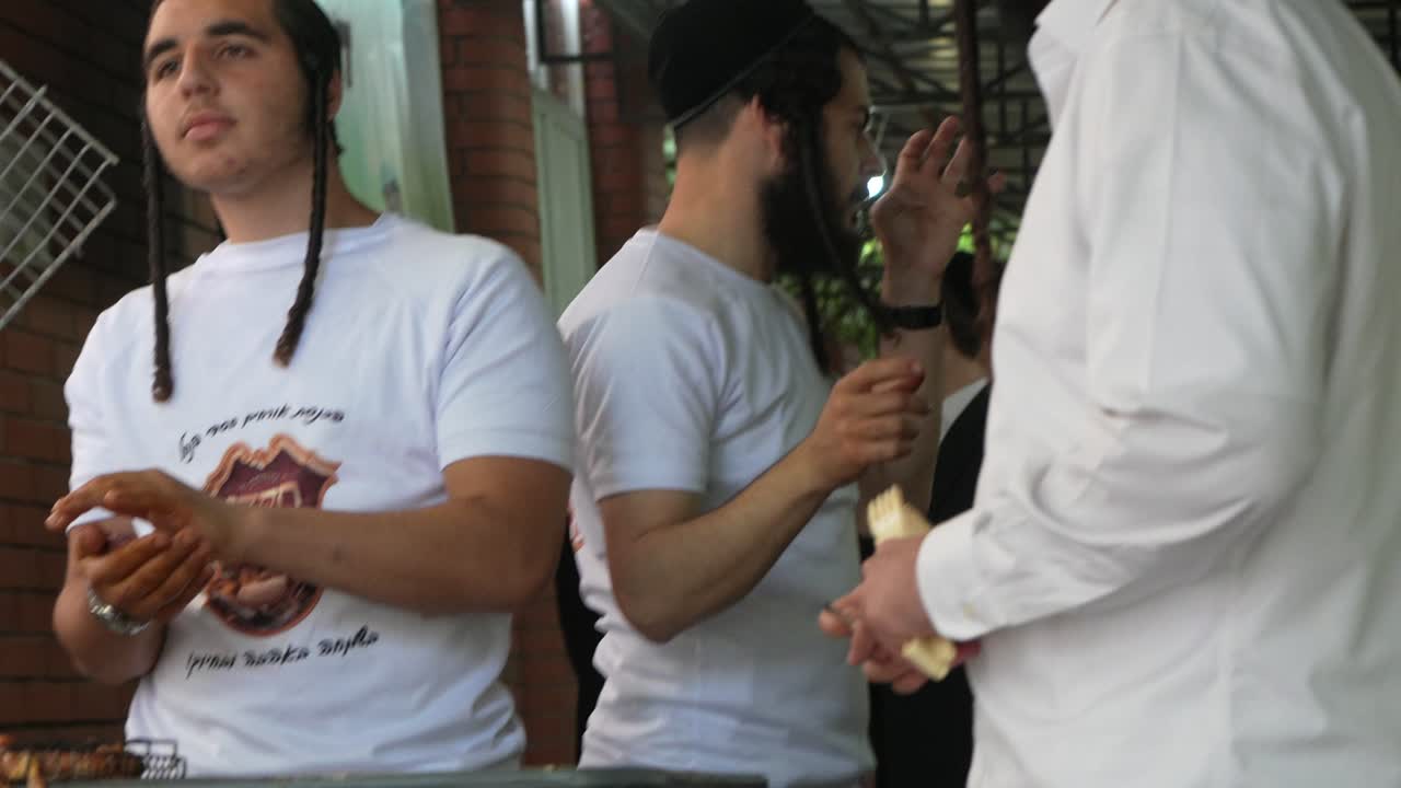 חלוקת אוכל בפעילות חסדי הנחל