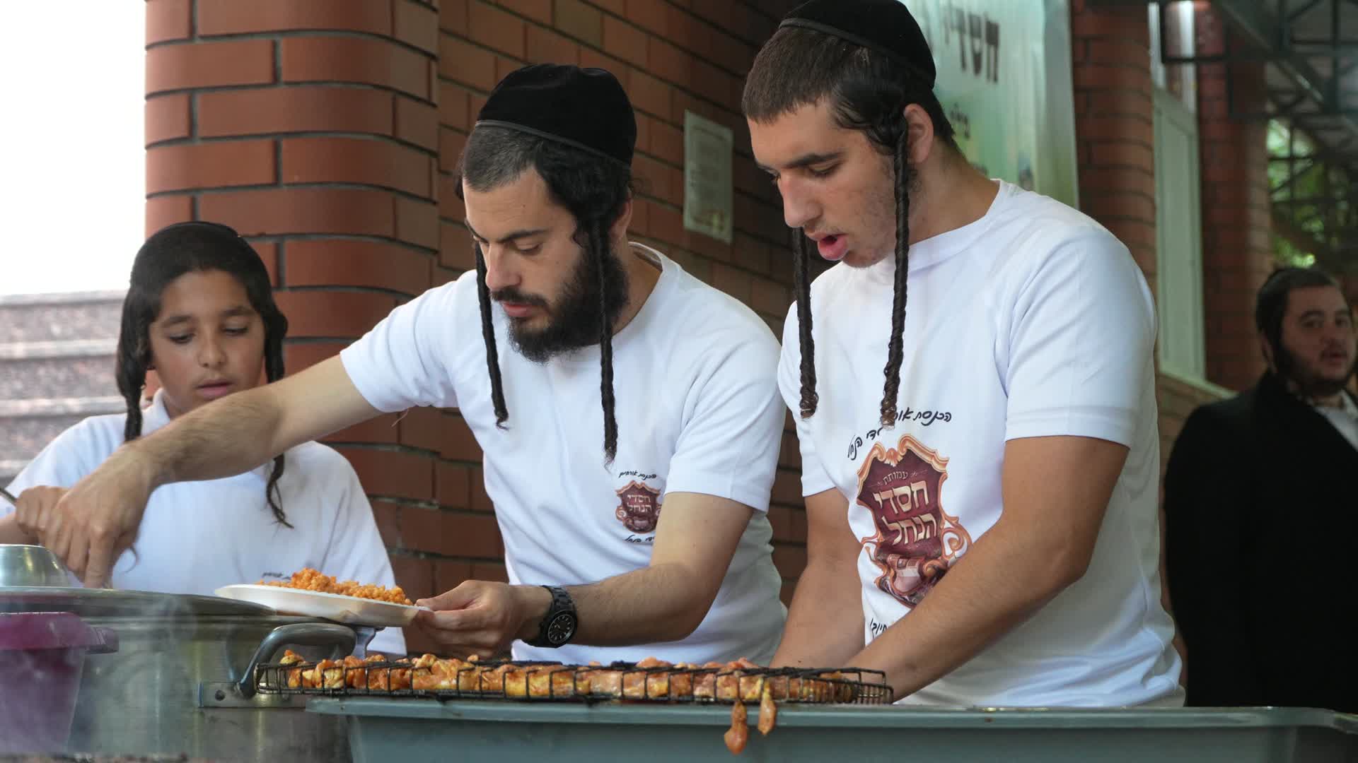 תיעוד הכנת וחלוקת אוכל בהכנסת האורחים